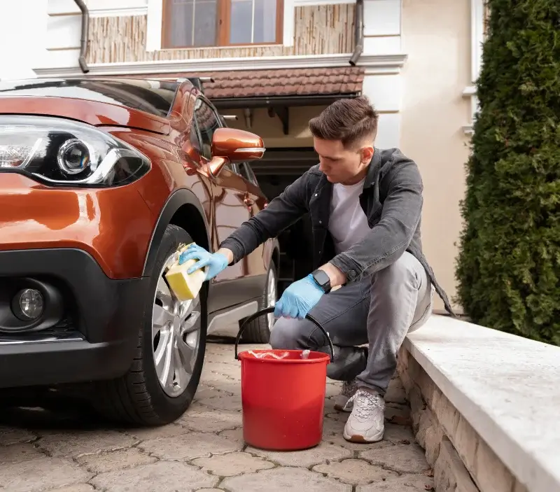 Lavage auto à domicile Cléguérec : professionnel intervenant sur un véhicule